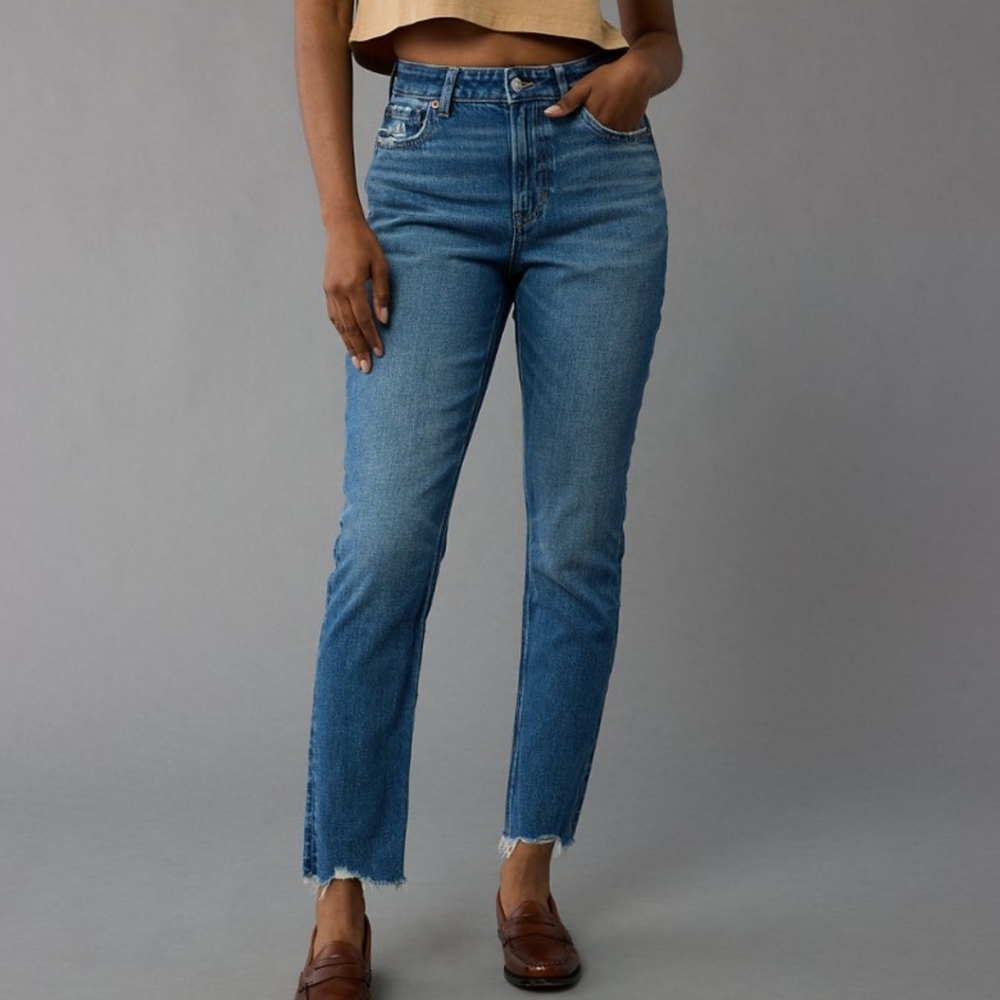 NWOT American Eagle Strigid Mom Jean Size 0 Short